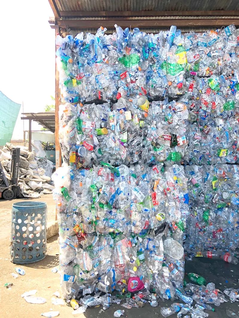 Botellas y envases — recyclable material we buy in Long Beach, CA