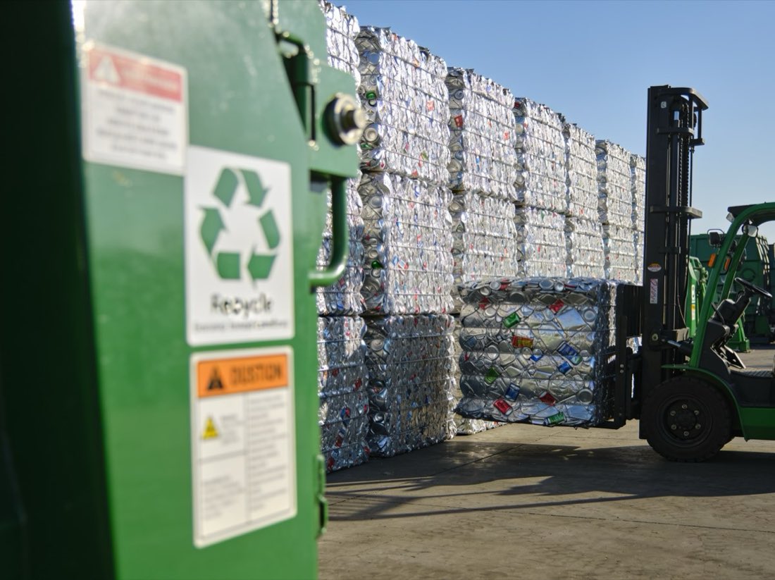 Aluminio y latas — recyclable material we buy in Long Beach, CA
